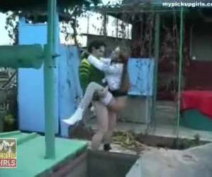 Voor haar kan het niet snel genoeg ze help hem dan ook met het uittrekken van zijn broek en hop neemt ze zijn slurf gelijk in haar mond 