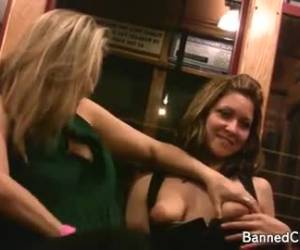 horny gadis nakal yang berkedip payudara besar mereka di depan umum