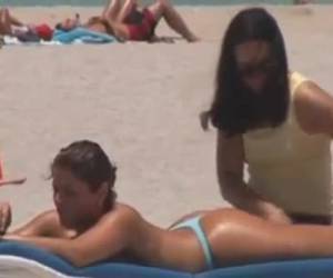 questa guardone seduto per godersi il sole ma anche a quelle tette nude, era fortunato non egoista e ha tutto ordinatamente per noi. godere di te come di tutti questi enormi abbronzati.