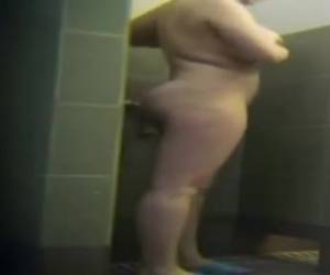 co to zboczeniec ma ukryta kamera umieszczona pod prysznicem kobieta? do wglądu grube nagie kobiety pod prysznicem