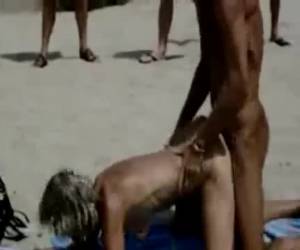 gamle par knepper på nudist strand whiteh offentlige