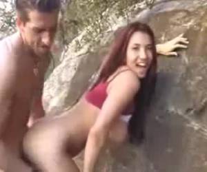 cette bande est déjà excitée à l’idée qu’il y a d’autres personnes le long alors qu’ils sont baise en plein air.