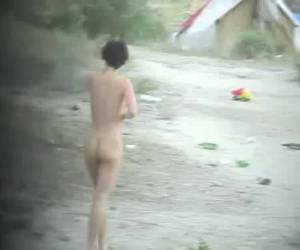 segretamente pensava di essere in grado di urinare nel campeggio. nudo ha camminato alla sua tenda e trova un posto per fare pipì. beh, quando si era sulla fotocamera!