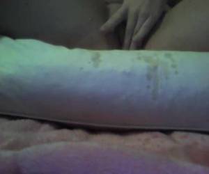 Mama jest mastubatingg Gorące mamuśki jest sam w domu i ma po prostu przerwa jest wymagane. idzie się do sypialni i start na łóżku palcem kurwa, aż się one spray cum.