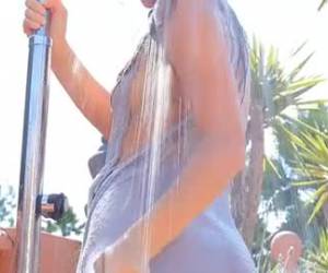 Miękkie seks striptiz video. piękna młoda dziewczyna tańczy zmysłowo i bierze prysznic napalone.