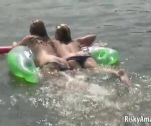 Een amateurfilmpje van mooie topless meisjes. Mooie jonge stevige tietjes. Pret in het water. 