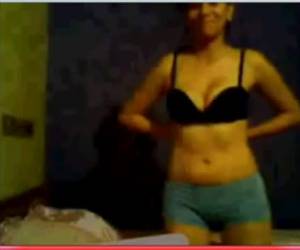 a tímida menina dá um striptease para a webcam e mostra as mamas dela nuas.