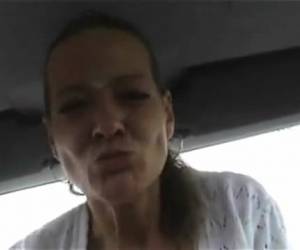 Niemiecka dziwka fucks jej cipki whiteh dźwignię w samochodzie Niemieckie klamry whiteh małych hangtitss jest prawie nago w samochodzie. ona jest bardzo horny stają się dobrej pogody. ona ma samochód na boku road put i sunie whiteh jej mokrej cipki tak dalej w drodze powrotnej.