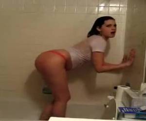 horny poikasen on hauskaa tehdä. hän on seksikäs strippaus eri huoneissa talonsa. päättyy alle suihku hänen märkä kiimainen elin. hänen suuret rinnat näkyvät hänen märkä tpaita.