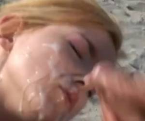 énorme Éjaculation faciale sur plage