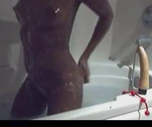 ne seksi siyah webcam kız. mükemmel bir vücut, küçük memeli ve kel bir kedi whiteh firması. onlar o banyoda iken azgın kadının vücudunda sabun ve yapay penis hazır olup.
