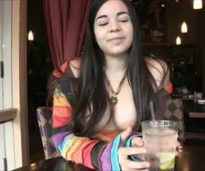 malu seksi remaja menunjukkan payudaranya yang indah untuk kamera