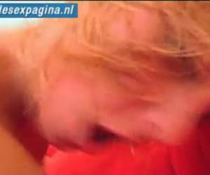 Deze geile meid geniet alle ze door twee groot geschapen kerels hard handig anaal en vaginaal genomen wordt, haar motto is hoe harder hoe geiler. 