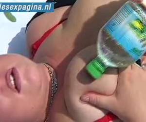 azgın tereyağı bu azgın bayan whiteh kendini parmak iş biraz sonra oynamak için bahçedeki bu yüzden neden bu uygun mı diye görmek için bir su şişesi hissediyorum iliklerine onu ıslak kedi içinde başka bir şey istiyor.
