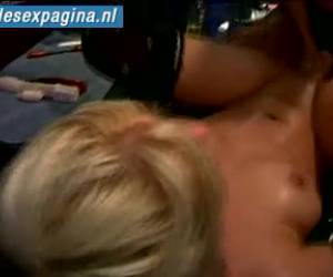 wanita lesbian pirang menikmati dildo raksasa di pantat