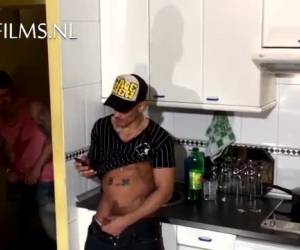 pornô direto em seu telefone celular e seu delicioso galo que fora de suas calças e na sua mão. seu colega de quarto reta é bom. do outro lado da sneak de parede para dar uma olhada e a sua picha para desenhar. enquanto isso, as fantasias que ele muit