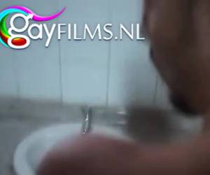 Spannende buitensex op een plek waar ze snel moeten neuken om niet betrapt te worden. Gay sex op een openbaar toilet. Amateur , Gay sex op een openbaar toilet 