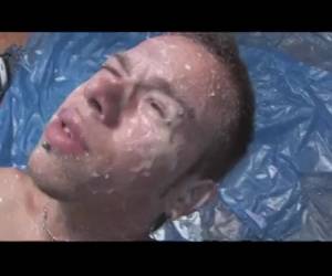 um creampie anal respinga no rosto depois que ele fez isso gay cu cheio de esperma tem pulverizado seu próprio esperma ele voltar. o anal creampie respinga em seu rosto. bareback, anal creampie respinga no rosto