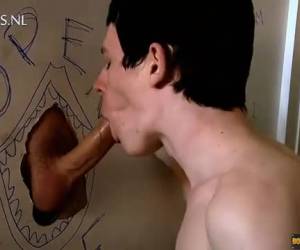 Pijpen en aftrekken door het gat in de muur, de lul komt slap door het gat en word afgetrokken en gepijpt tot hij stijf en hard is. Twinks , Pijpen en aftrekken 
