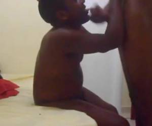 Opa bear geneukt door twink in gay amateur sex video. De jongeman neukt opa naar een anaal orgasme. black & Interracial , Opa bear geneukt door twink in gay amateur sex video