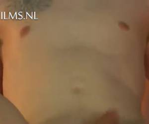 Soepel glijd de penis van de jonge man in en uit de mond van de knul, dan krijgt de knul een pijpbeurt en wordt hij door de jonge man anal geneukt met condoom. Vervolgens trekken ze zich af en komt de knul klaar op zijn buik, terwijl de jonge man klaarkom 