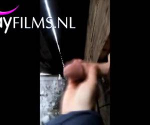 gloryholeee handjob um homem gay excitado pode ser em qualquer lugar chamado um gloryholeee. como aqui, em um buraco entre as placas. e depois de um bela punheta whiteh orgasmo, ele pode as lascas do pau dele. amador, punheta gloryholeee