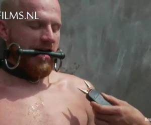 azgın erkek izlerken zevk, nasıl bu çıplak adam whiteh onun penis kapanma bağlı eşcinsel geçit töreni sırasında yumruk atıyor. amatör, genel olarak aşağılanmış gay geçit sırasında