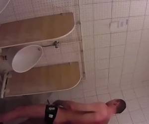 Deze jongen denkt stiekem te rukken op het toilet. Maar hij word gefilmd met een verborgen camera en hij krijgt een homo op bezoek. Amateur , Stiekem rukken op het toilet 
