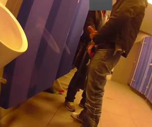 gay è di avanzare nella toilette pubblica ben visitato. presto ha suo gallo rigida qualche attenzione. amatoriale, gay è di avanzare nella toilette pubblica ben visitato