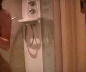 Een geweldig geile masturbatie scene van een Super sexy Noorse redhead onder de douche. Met de douchekop op haar clitje komt ze klaar. 