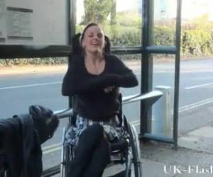 tekerlekli sandalyedeki kız göğüslerini gösterir. o zımbırtı kazağını yukarı ve onun memelerini gösteren. onu yapmak olurdu?