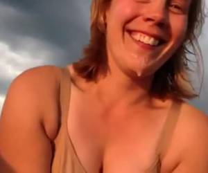 Stiekem sex is heerlijk spannend, een snelle blowjob op de boot zorgt in rap tempo voor een mondje vol zaad. 