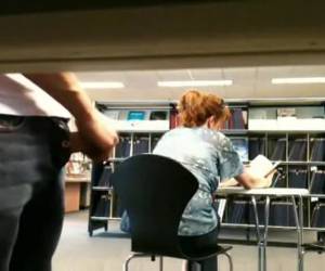 v knihovně, prohlížet voyeur zrzavý bbw lady. mezitím se táhne na jeho ptáka a je připraven, se na podlaze za.