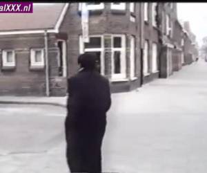 aby przejść krzesło flip dla tej pięknej blondynki whiteh jej piersi szybkiego?