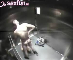 kåta par fångad under sex i hissen