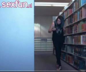 In de bibliotheek voor de webcam, laat het meisje haar broek zakken en showt haar blote kont en tieten.In de bibliotheek voor de webcam laat het meisje haar broek zakken en laat haar tietjes zien 