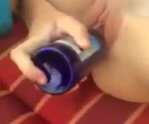 jeden z niegrzeczne dziewczynki zatrzymuje butelkę w jej łysy cipki mokre i masturbate.one niegrzeczne dziewczyny masturbować whiteh butelkę