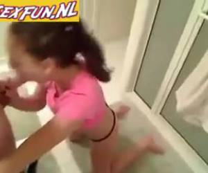 Deze lekkere tiener meid zit in bad en pijpt daar haar vriendje klaar. Ze weet precies wat hem opgewonden maakt. Kom maar in mijn mondje schatje!Tiener meisje pijpt haar vriendje klaar 