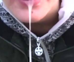 Langs de snelweg, pijpt het meisje de grote lul en laat ze haar mond neuken tot hij er in klaar komt en hem vol sperma spuit.Langs de snelweg pijpt en laat ze haar mond neuken tot hij er in klaar komt