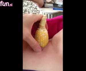 kayma onu kel kedi üzerinde yavaş yavaş, mısır ve o mastürbasyon movieing whiteh onu mobile.mastubate whiteh üzerinde bir mısır olduğunu
