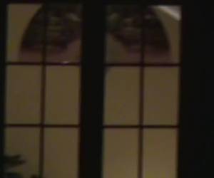 Stiekem filmt hij de geile buurvrouw die half naakt door haar huis loopt.Stiekem filmt hij de geile buurvrouw