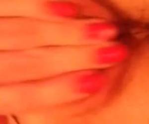 Ze steekt vingers in haar kutje en masseert haar natte klit voor de webcam.Ze steekt vingers in haar kutje en masseert haar klit 