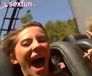 whiteh nastoletnich dziewcząt kamery wideo w roller coaster. ten sprawia, że obsceniczne gesty, i innych obnażył jej piękne piersi. miga na roller coaster, jak it.flashing na rollercoaster