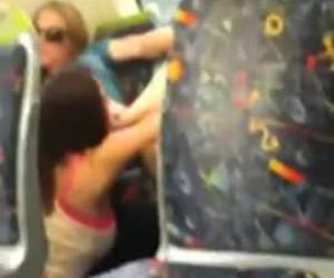 unge lesbiënnes fanget under cunnilingus i toget