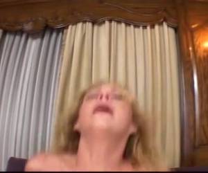 Haar keel neuken tot ze kokhalst, tussen door haar kut en anus hard en diep neuken en de sperma in haar mond spuiten.Keel neuken tot ze kokhalst 