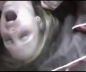 Twee jongens laten het meisje pijpen, neuken haar en spuiten sperma op haar terwijl ze gefilmd worden.Twee jongens laten het meisje pijpen en neuken haar terwijl ze gefilmd worden 