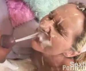 Zou het fake zijn? Of heeft die kerel een jaar zijn zaad opgespaard, Deze dame geeft in ieder geval erg veel zaad over haar gezicht 