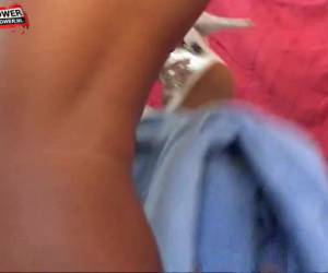 De stijve neger lul krijgt een pijp beurt, neukt de negerinnen kut hard en diep tot het schuim er op staat en komt met stralen sperma op haar gezicht klaar.
