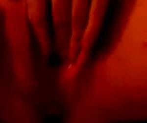 deze geile slet vingert zichzelf helemaal klaar en spuit het uit. Daarna likt ze haar vingers schoon. 