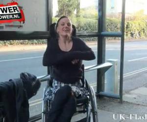 Hoezo is een gehandicapt meisje niet geil. Er mankeert niks aan haar geilheid of aan haar kutje, haar benen doen het gewoon niet meer. Ze was altijd al een stout geil meisje voor haar verlamming, dat is niet veranderd. Het is nu gewoon flashen vanuit haar
